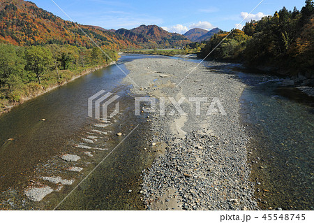 秋の伊南川ー亀岡橋から上流　福島県只見町 45548745