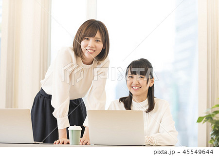 カジュアルビジネス　女性　二人 45549644
