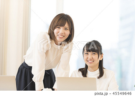 カジュアルビジネス 女性 二人 カジュアルビジネス 女性 二人 45549646