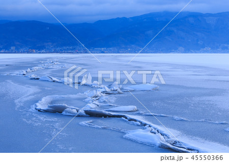 諏訪湖_夜明けの御神渡り 45550366