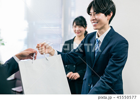 手土産 ビジネス 挨拶 客 訪問 取引先 応接室 手土産 ビジネス 挨拶 客 訪問 取引先 応接室 45550577