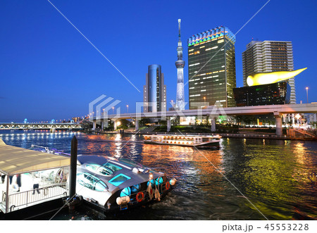 日本の東京都市景観　東京スカイツリーや水上バス(ヒミコ）、隅田川などを望む（奥に、道灌） 45553228