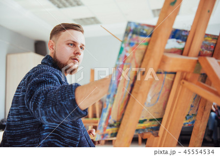 male artist in gallery male artist in gallery 45554534