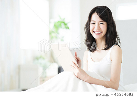 女性　寝起き　朝　起床　若い女性　かわいい　ライフスタイル 45554692