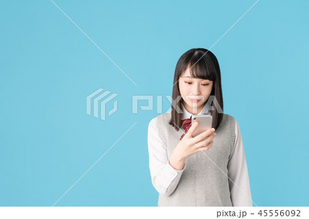 スマホを持つ女子高生 45556092