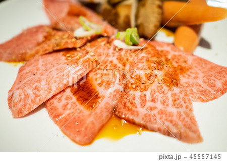黒毛和牛の焼肉カルビ・霜降り牛肉の生肉アップ 45557145