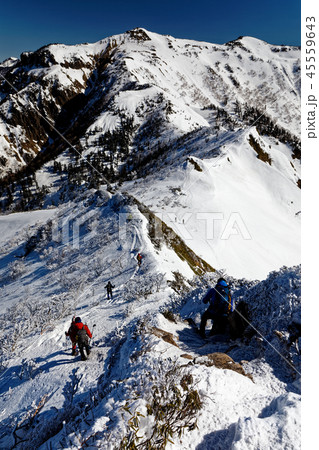 上州武尊山・剣ヶ峰稜線を行く登山者 45559643