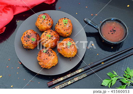 Spicy chicken balls in sweet chilly glazur  45560053