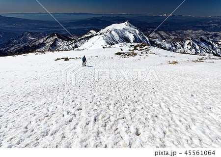 上州武尊山稜線を行く登山者と剣ヶ峰・浅間山の眺め 上州武尊山稜線を行く登山者と剣ヶ峰・浅間山の眺め 45561064