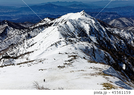 上州武尊山稜線を行く登山者と剣ヶ峰・榛名山の眺め 45561159