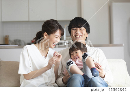 家族 団らん 笑顔 家族 団らん 笑顔 45562342