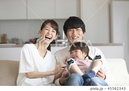 家族 団らん 笑顔 家族 団らん 笑顔 45562343