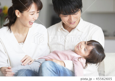 若い家族　団らん　笑顔 45562605