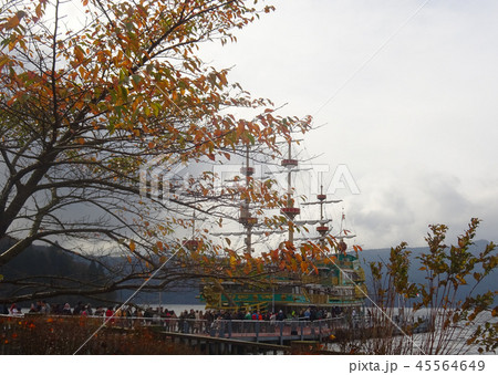 海賊船と紅葉 45564649