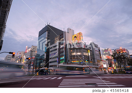 日本の川崎都市景観　川崎駅前の街並みや行き交うバスなどを望む 45565418
