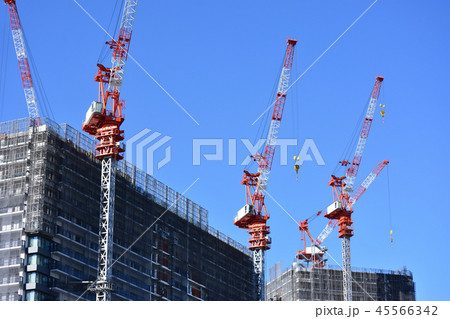 ビルディング建設中のタワークレーン 45566342