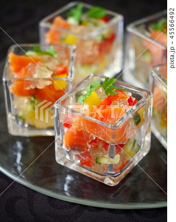 サーモンとコンソメジュレの前菜　ガラスプレート（縦位置） 45566492