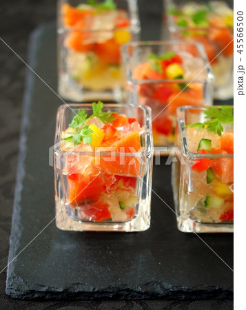 サーモンとコンソメジュレの前菜 スレート サーモンとコンソメジュレの前菜 スレート 45566500