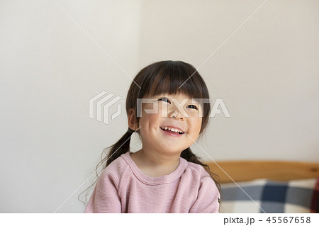 女の子 子供 笑顔 の写真素材