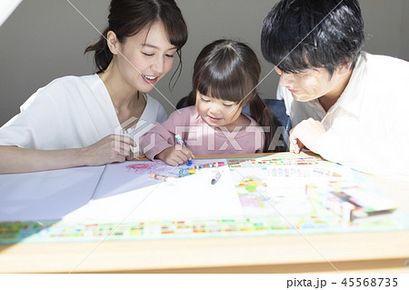 お絵かき 子供 家族団らんの写真素材