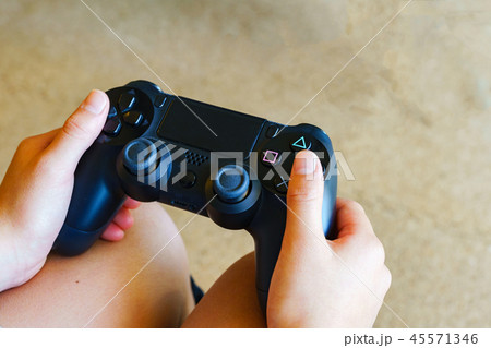 [日本] ゲームコントローラを持つ女の子 45571346