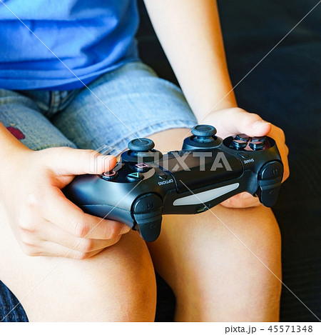 [日本] ゲームコントローラを持つ女の子 45571348