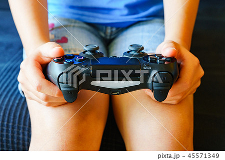 [日本] ゲームコントローラを持つ女の子 45571349