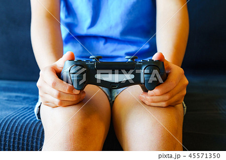 [日本] ゲームコントローラを持つ女の子 45571350