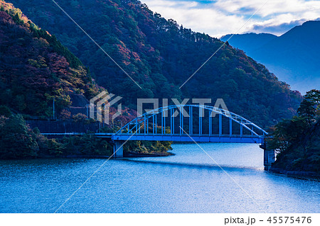 (神奈川県)秋の丹沢湖 世附大橋 (神奈川県)秋の丹沢湖 世附大橋 45575476