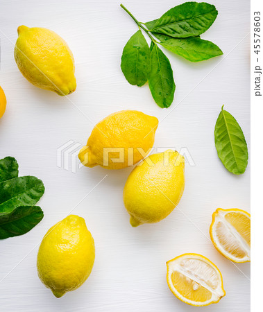 Fresh lemons and lemons leaves . Fresh lemons and lemons leaves . 45578603