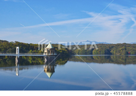 秋の狭山湖　取水塔 45578888