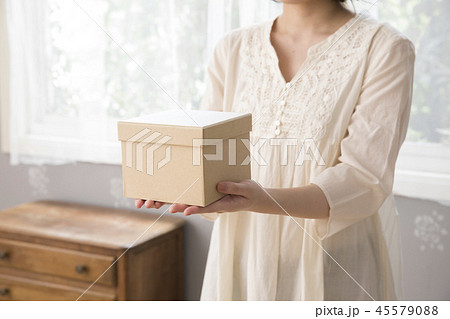 箱を持つ女性の写真素材