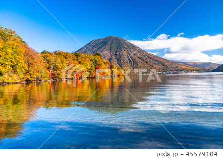 栃木県》秋の日光・男体山と八丁出島の紅葉《中禅寺湖より》の