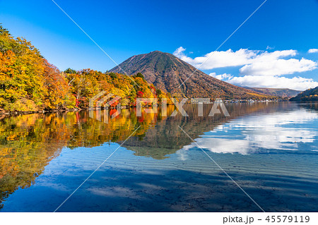 栃木県》秋の日光・男体山と八丁出島の紅葉《中禅寺湖より》の