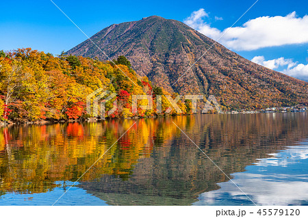 栃木県 秋の日光 男体山と八丁出島の紅葉 中禅寺湖より の写真素材