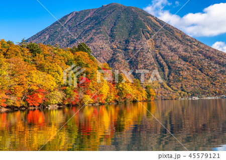 栃木県 秋の日光 男体山と八丁出島の紅葉 中禅寺湖より の写真素材