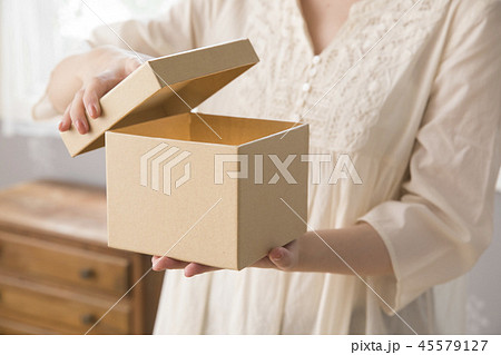 箱を開ける女性の写真素材