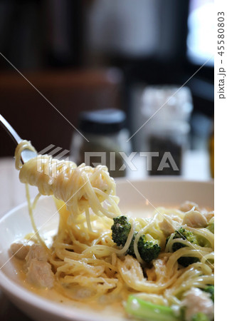 alfredo spaghetti broccoli chicken white sauce in restaurant background alfredo spaghetti broccoli chicken white sauce in restaurant background 45580803