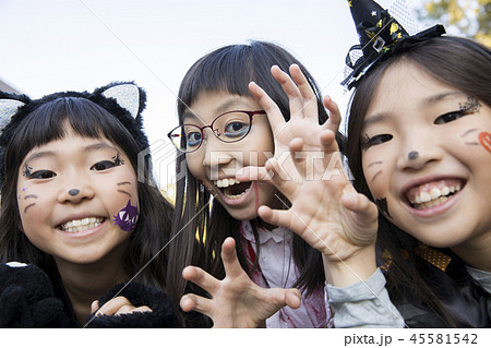 ハロウィンイメージ 仮装した小学生女の子たちの写真素材