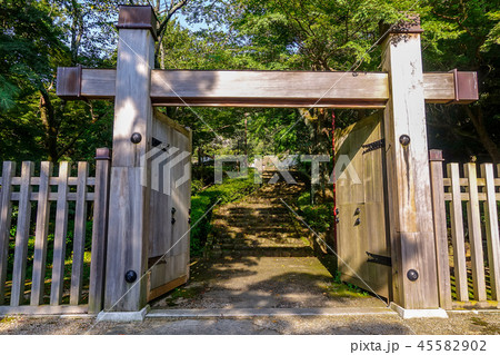 織田信長公居館跡 千畳敷の冠木門 45582902