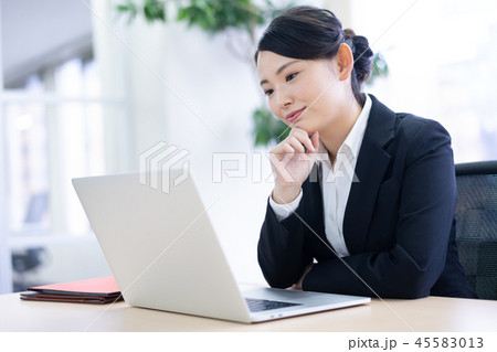 ビジネスウーマン、ビジネス 悩む 考える ビジネスウーマン、ビジネス 悩む 考える 45583013