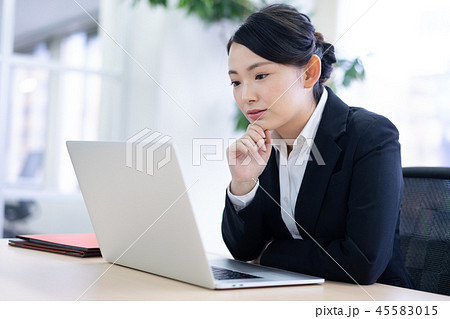 ビジネスウーマン、ビジネス 悩む 考える ビジネスウーマン、ビジネス 悩む 考える 45583015