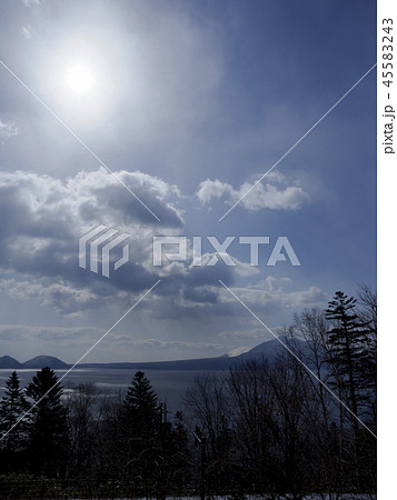 冬の支笏湖とその向こうの山々　縦構図 45583243