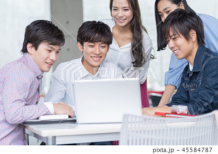 若い男女、大学生、専門学生 45584787