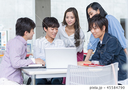 若い男女、大学生、専門学生 45584790
