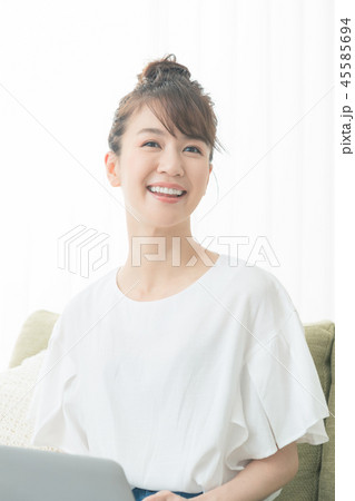 young woman young woman 45585694