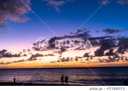 ハワイ オアフ島 サンセットビーチの日没の写真素材