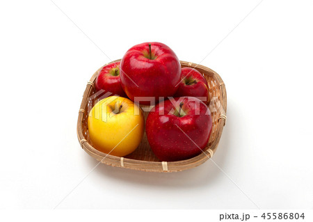 白い背景にリンゴ、日本のリンゴ. 45586804