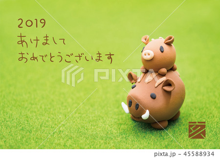2019年亥年 親子イノシシの年賀状テンプレート 2019年亥年 親子イノシシの年賀状テンプレート 45588934