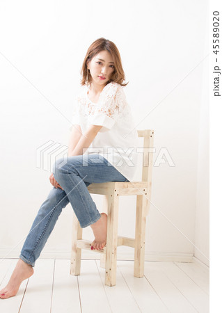 椅子に座る女性 45589020